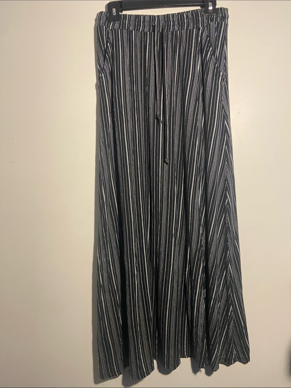 Elastic Waist Black and White Vertical-Stripe Maxi Skirt